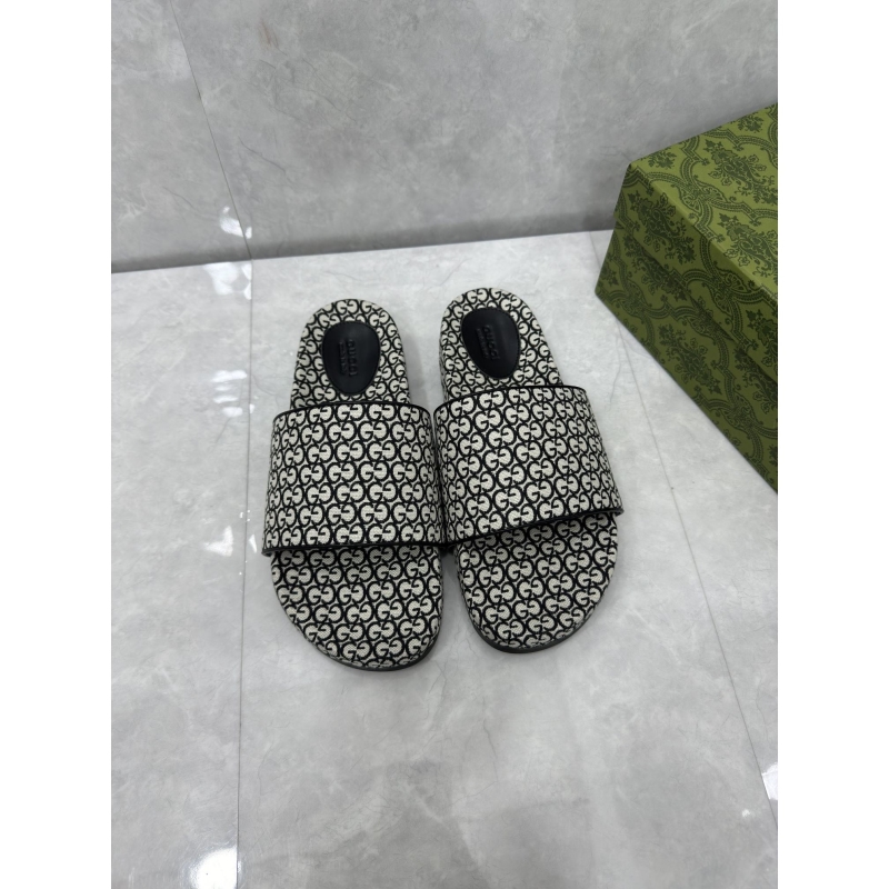 G*u*i slippers